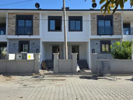 Dalaman Karaçalı'da İkiz Nizam Satılık Havuzlu 3+1 165M2 Kullanımlı Villa