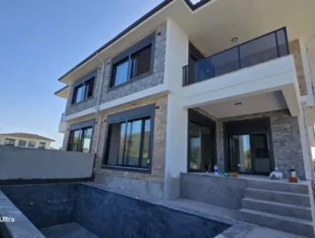 Dalaman Karaçalı'da İkiz Nizam Satılık Havuzlu 3+1 165M2 Kullanımlı Villa