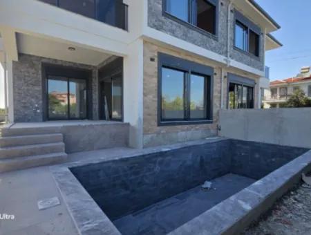 Dalaman Karaçalı'da İkiz Nizam Satılık Havuzlu 3+1 165M2 Kullanımlı Villa