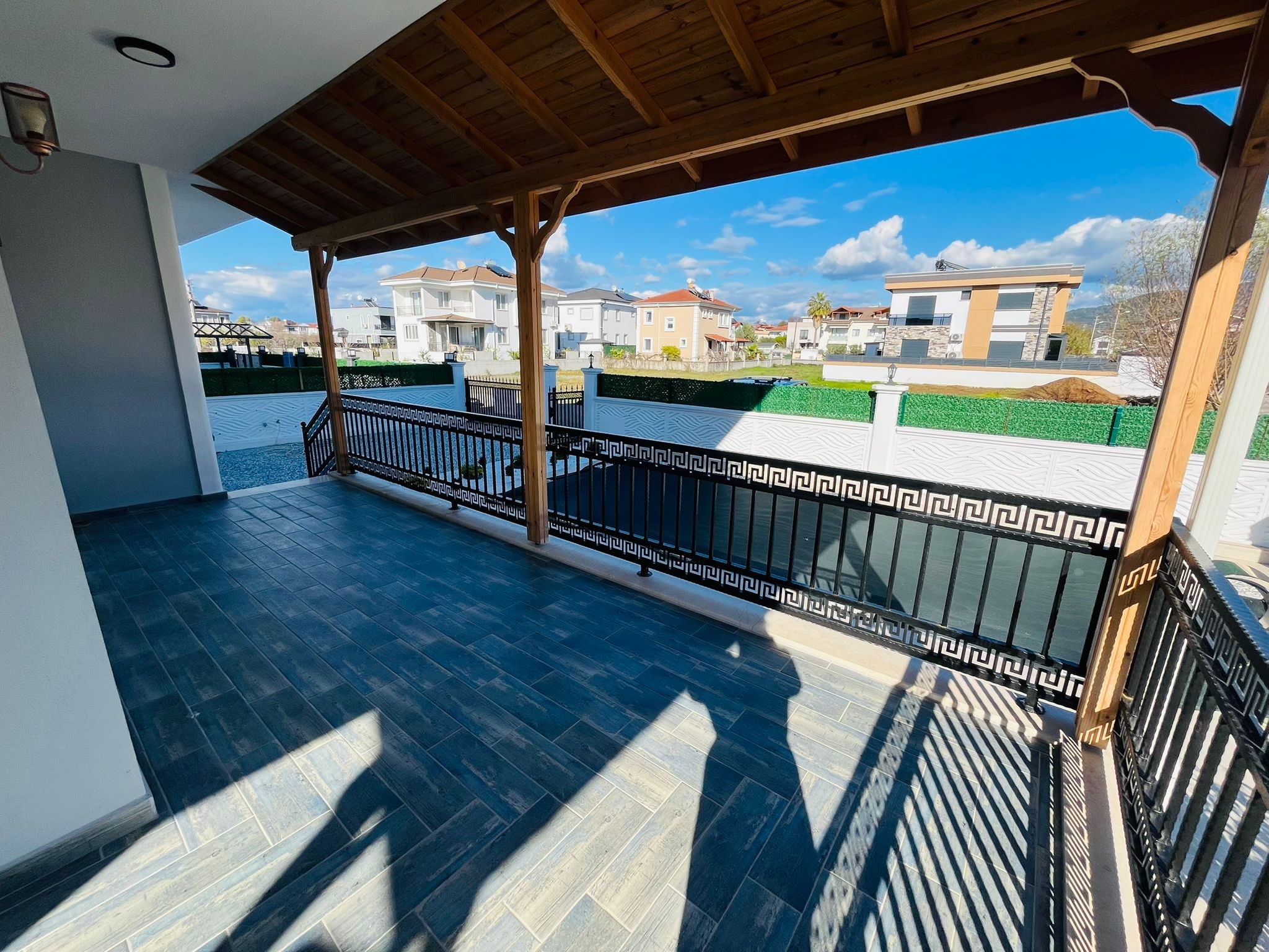 400 m² Arsa İçinde 3+1 Müstakil Villa – Havuzlu, Yeni Yapı, Anahtar Teslim