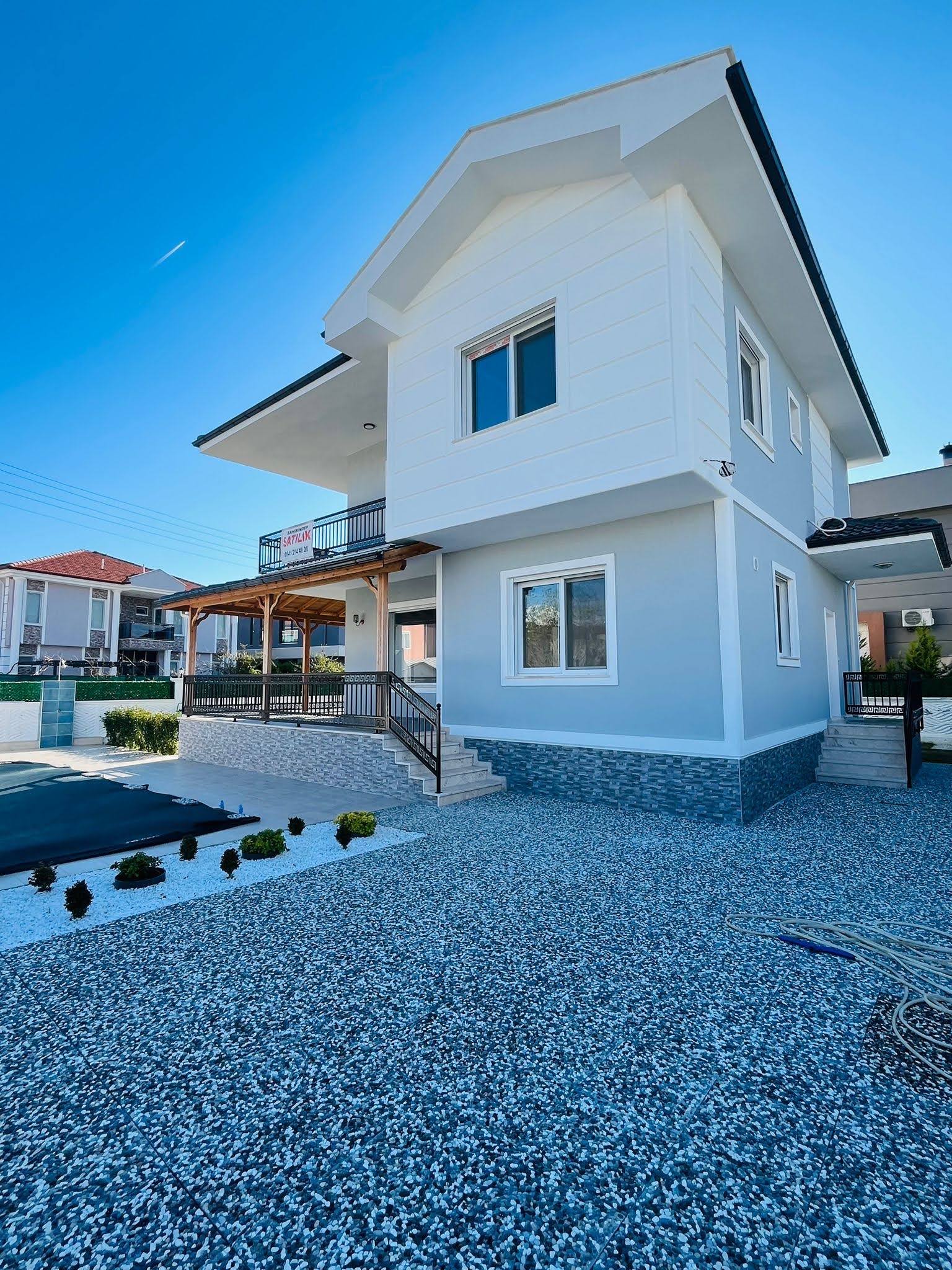400 m² Arsa İçinde 3+1 Müstakil Villa – Havuzlu, Yeni Yapı, Anahtar Teslim