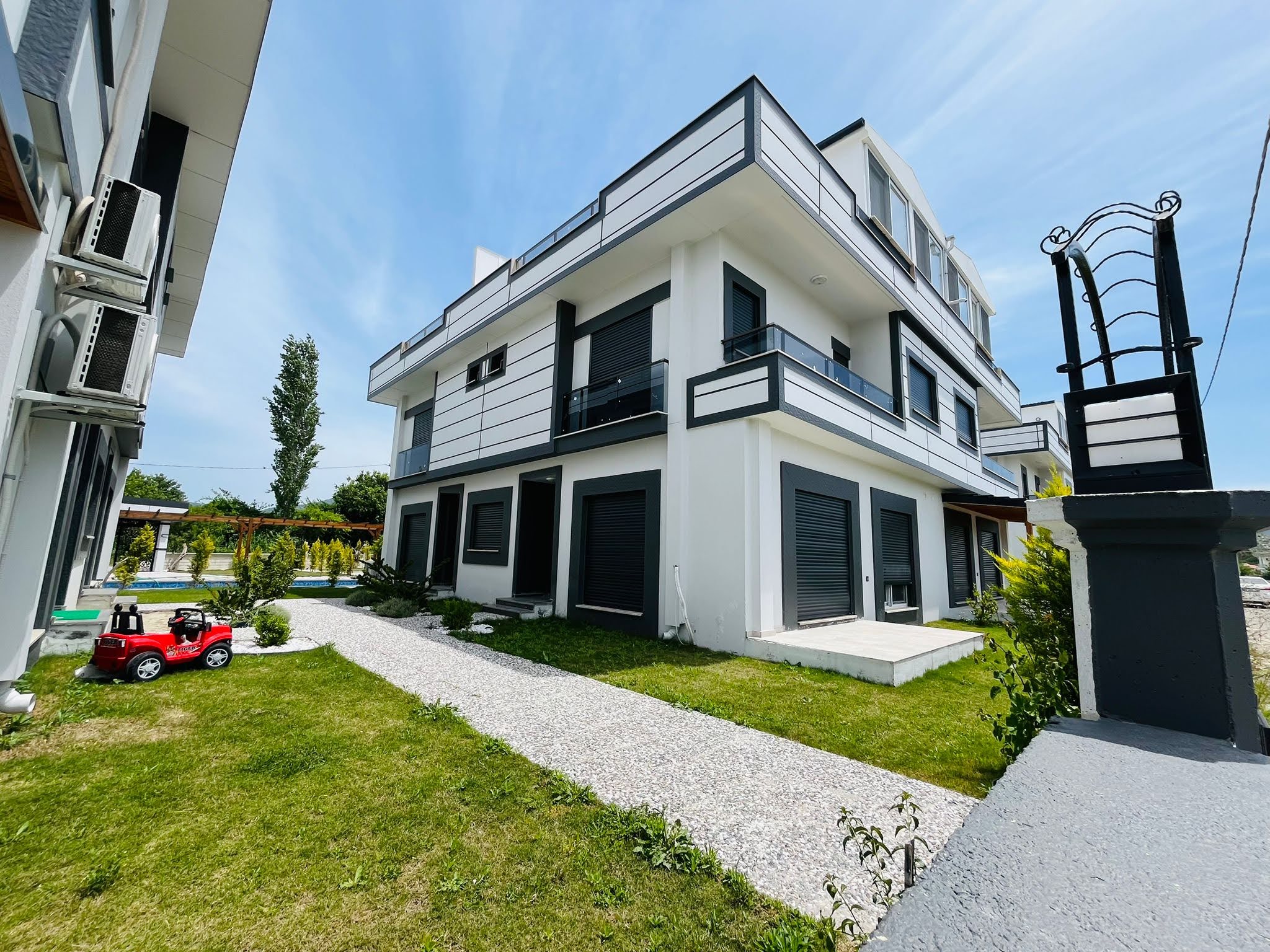 dalaman karaçalıda 3+1havuzlu triplex satılık villa
