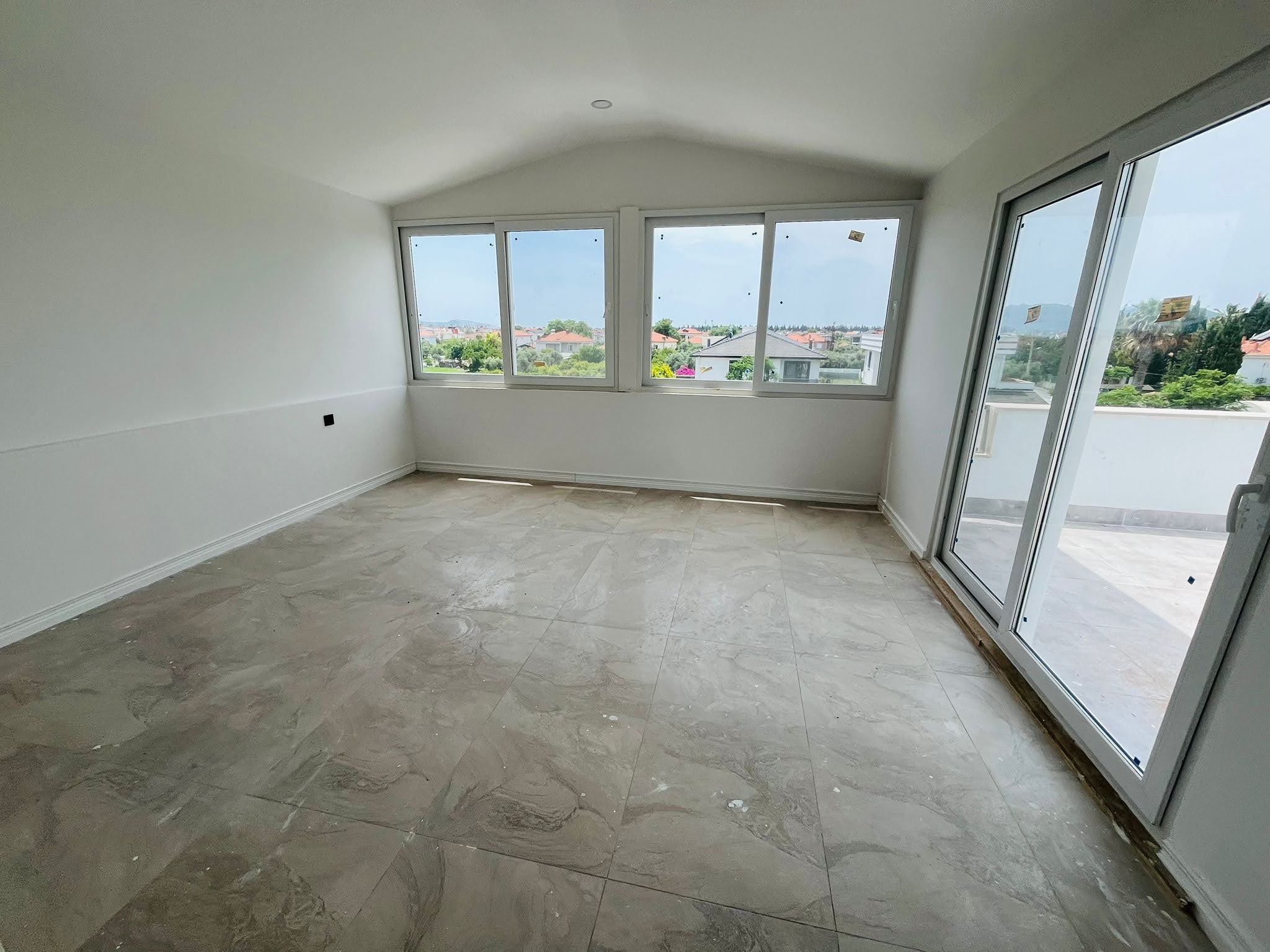 dalaman karaçalıda 3+1havuzlu triplex satılık villa