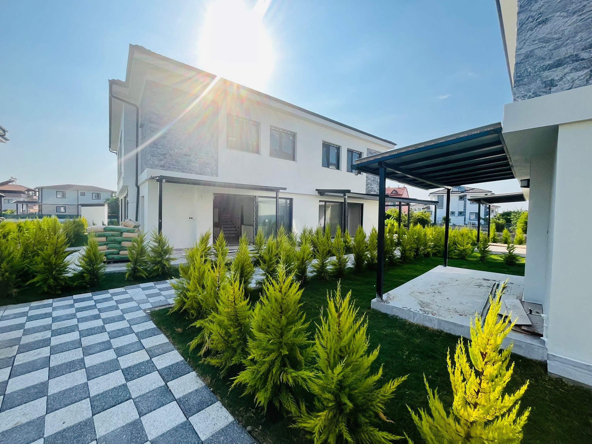 Karaçalı’da Prestijli Sitede Kiralık Villa – 3+1, Bahçeli, Ortak Havuzlu