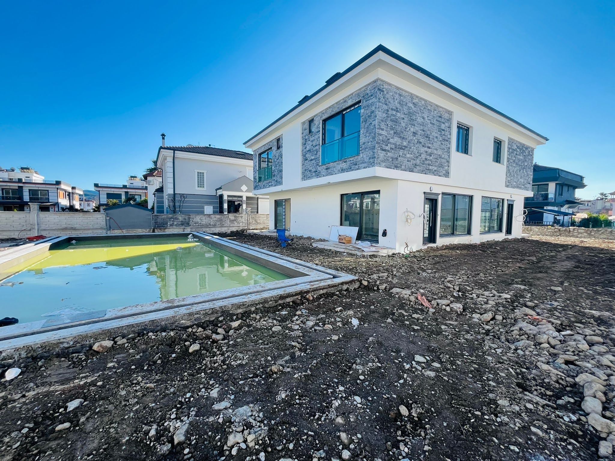 Karaçalı’da Prestijli Sitede Kiralık Villa – 3+1, Bahçeli, Ortak Havuzlu