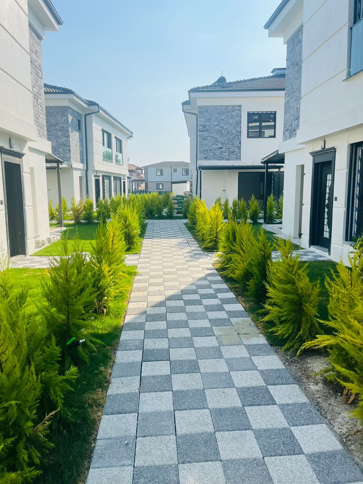 Karaçalı’da Prestijli Sitede Kiralık Villa – 3+1, Bahçeli, Ortak Havuzlu