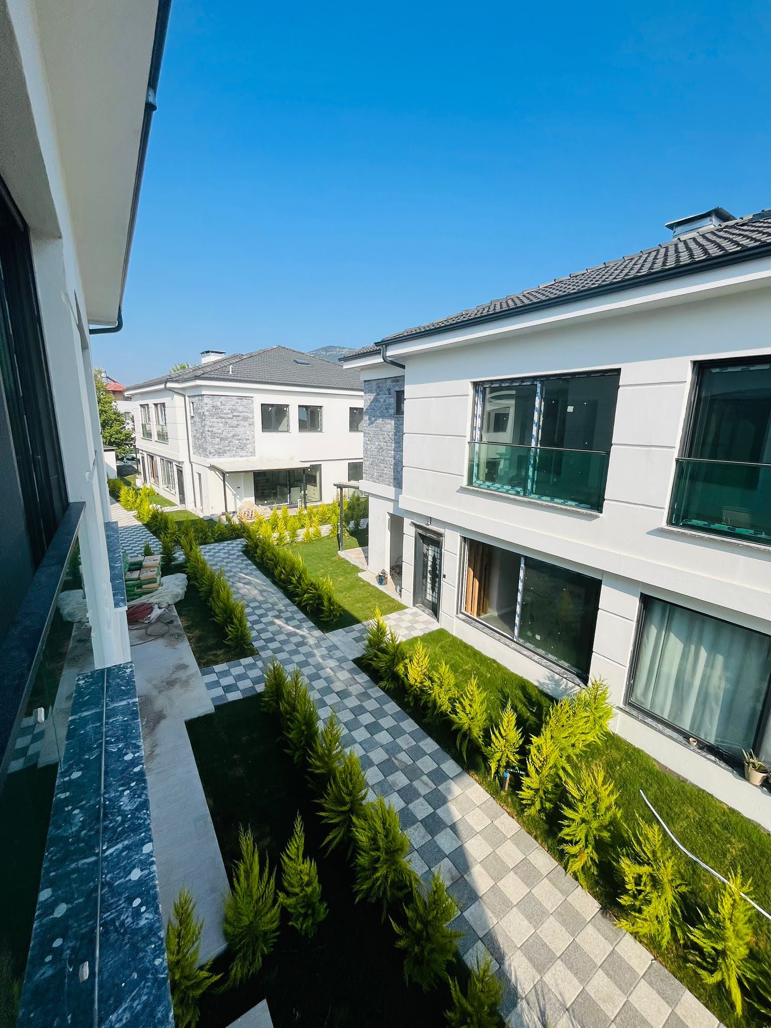 Karaçalı’da Prestijli Sitede Kiralık Villa – 3+1, Bahçeli, Ortak Havuzlu
