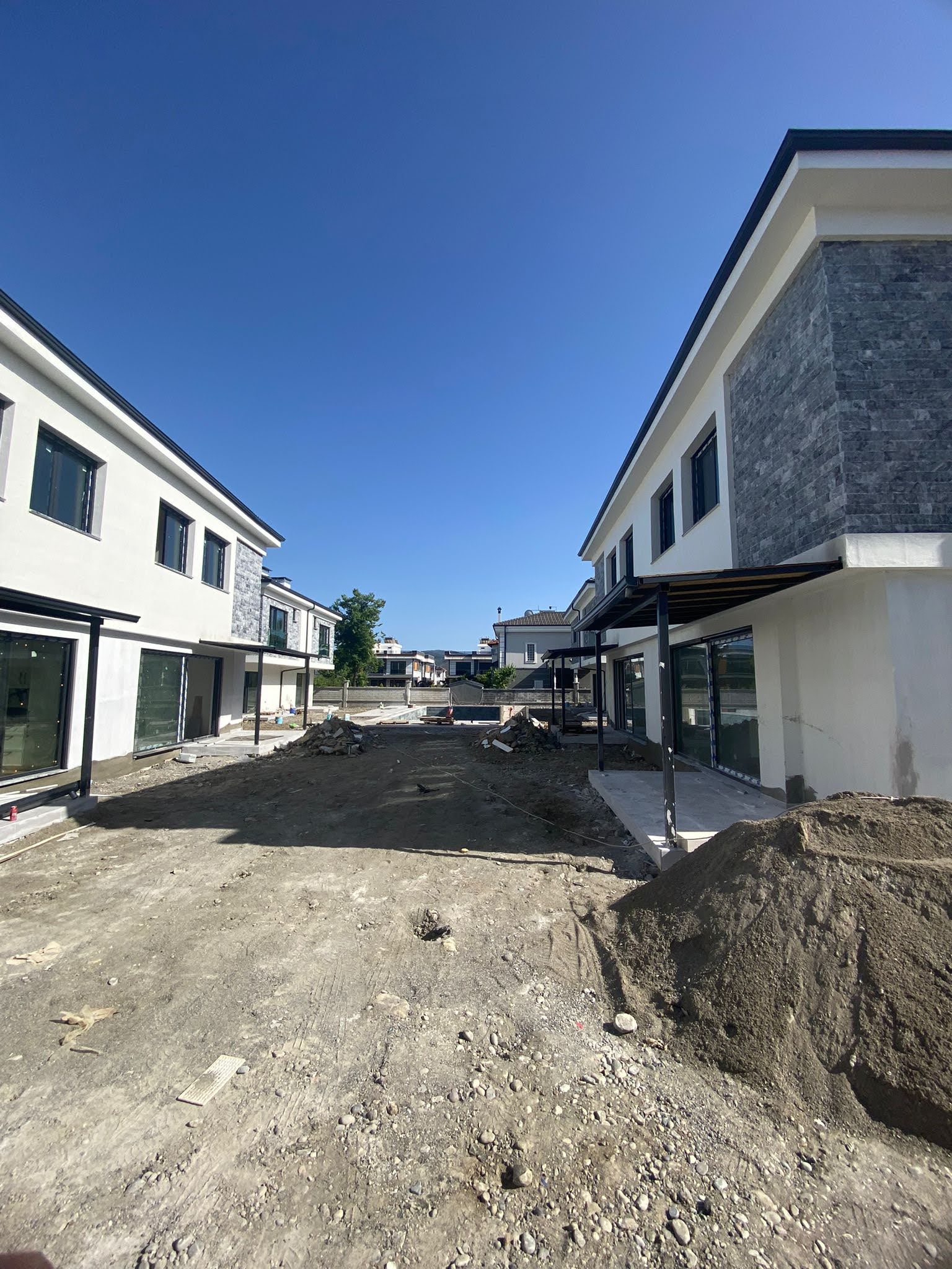 Karaçalı’da Prestijli Sitede Kiralık Villa – 3+1, Bahçeli, Ortak Havuzlu