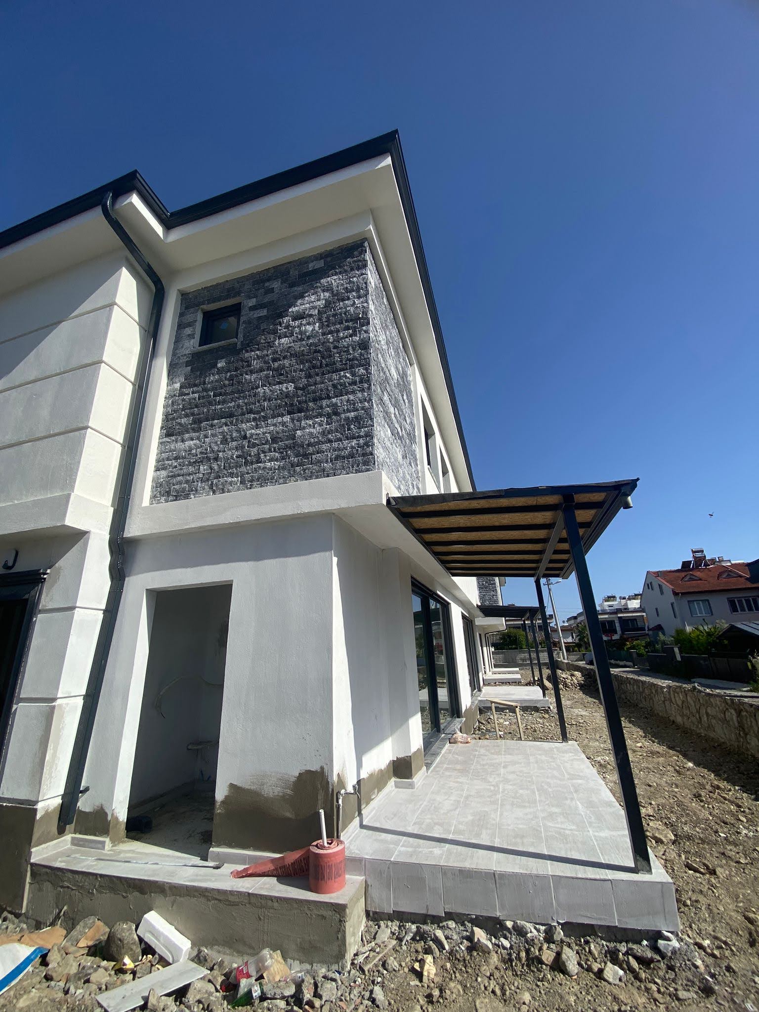 Karaçalı’da Prestijli Sitede Kiralık Villa – 3+1, Bahçeli, Ortak Havuzlu