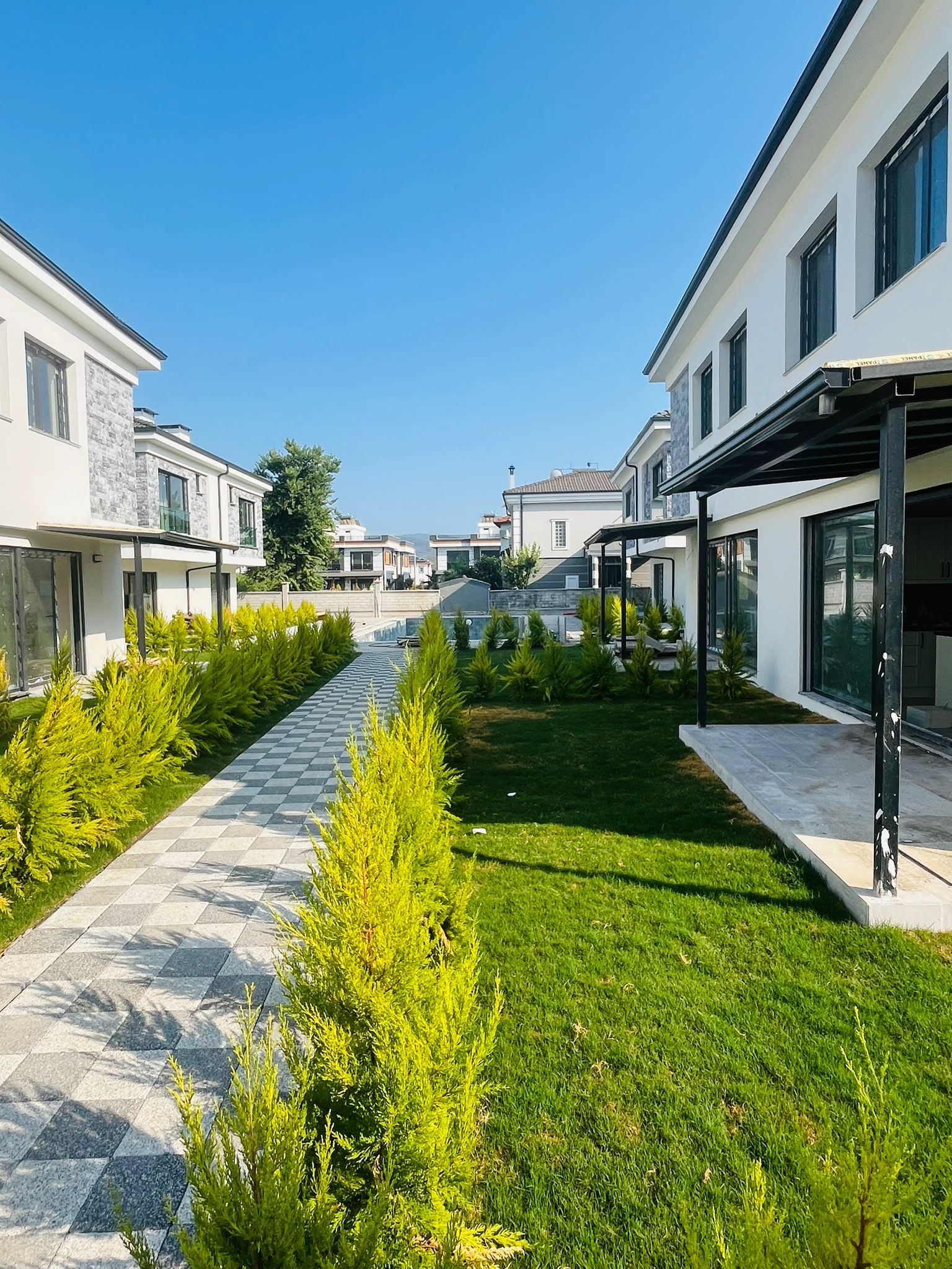 Karaçalı’da Prestijli Sitede Kiralık Villa – 3+1, Bahçeli, Ortak Havuzlu