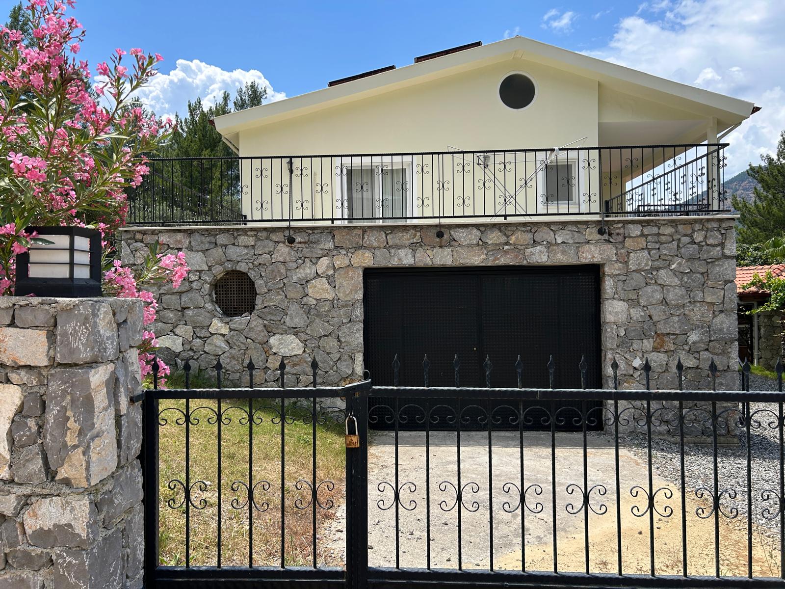 Dalaman Akkaya’da 2 Müstakil Villa – Geniş Arsa, Yatırımlık Fırsat!