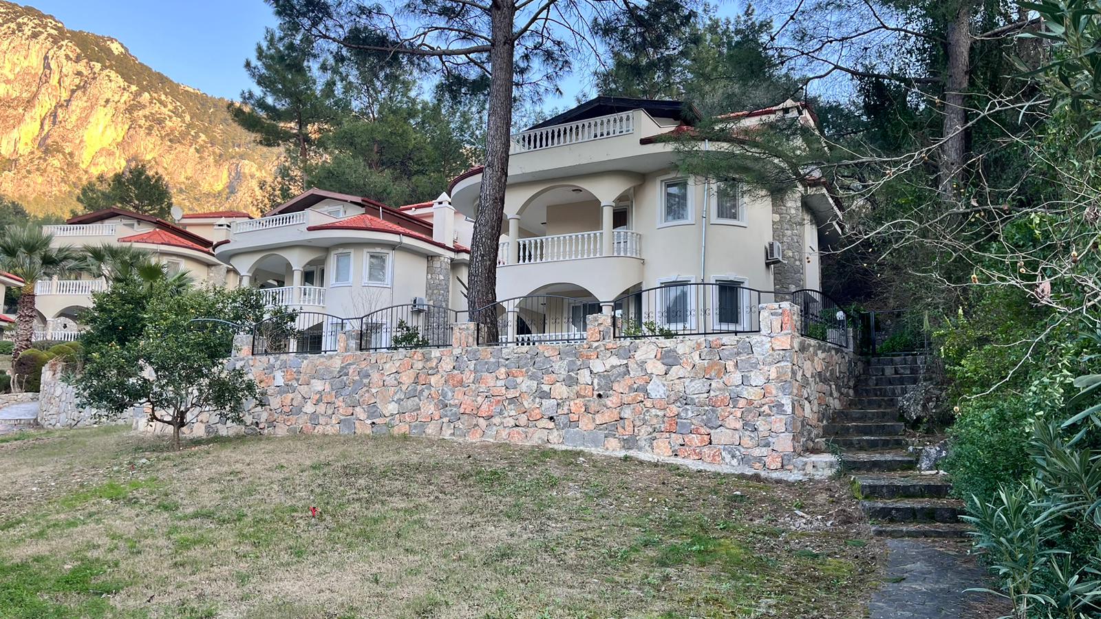  Dalaman Akkaya’da Doğayla İç İçe Triplex Villa!
