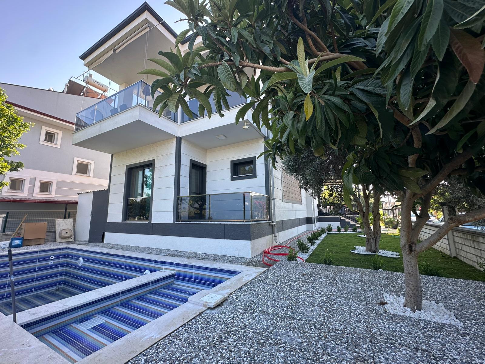 400 m² Arsa Üzerinde 280 m² Kullanımlı Havuzlu Lüks Villa – Dalaman