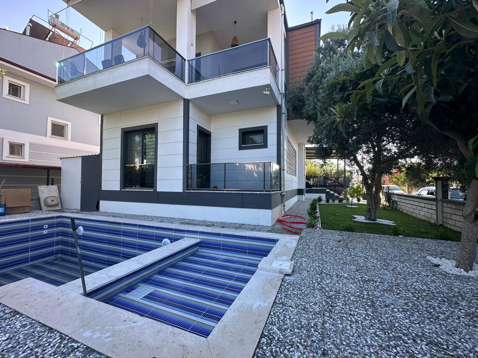 400 m² Arsa Üzerinde 280 m² Kullanımlı Havuzlu Lüks Villa – Dalaman