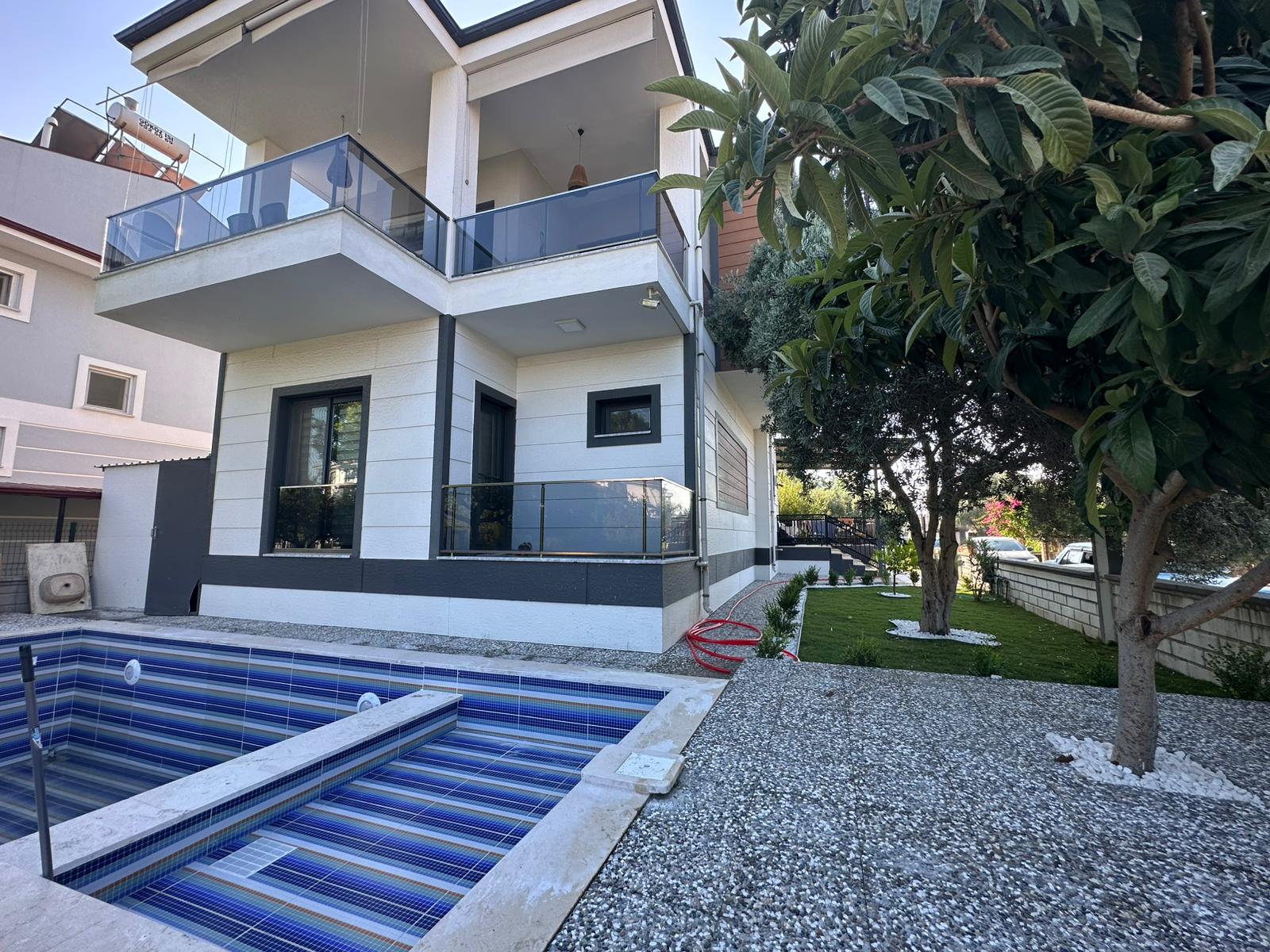 400 m² Arsa Üzerinde 280 m² Kullanımlı Havuzlu Lüks Villa – Dalaman
