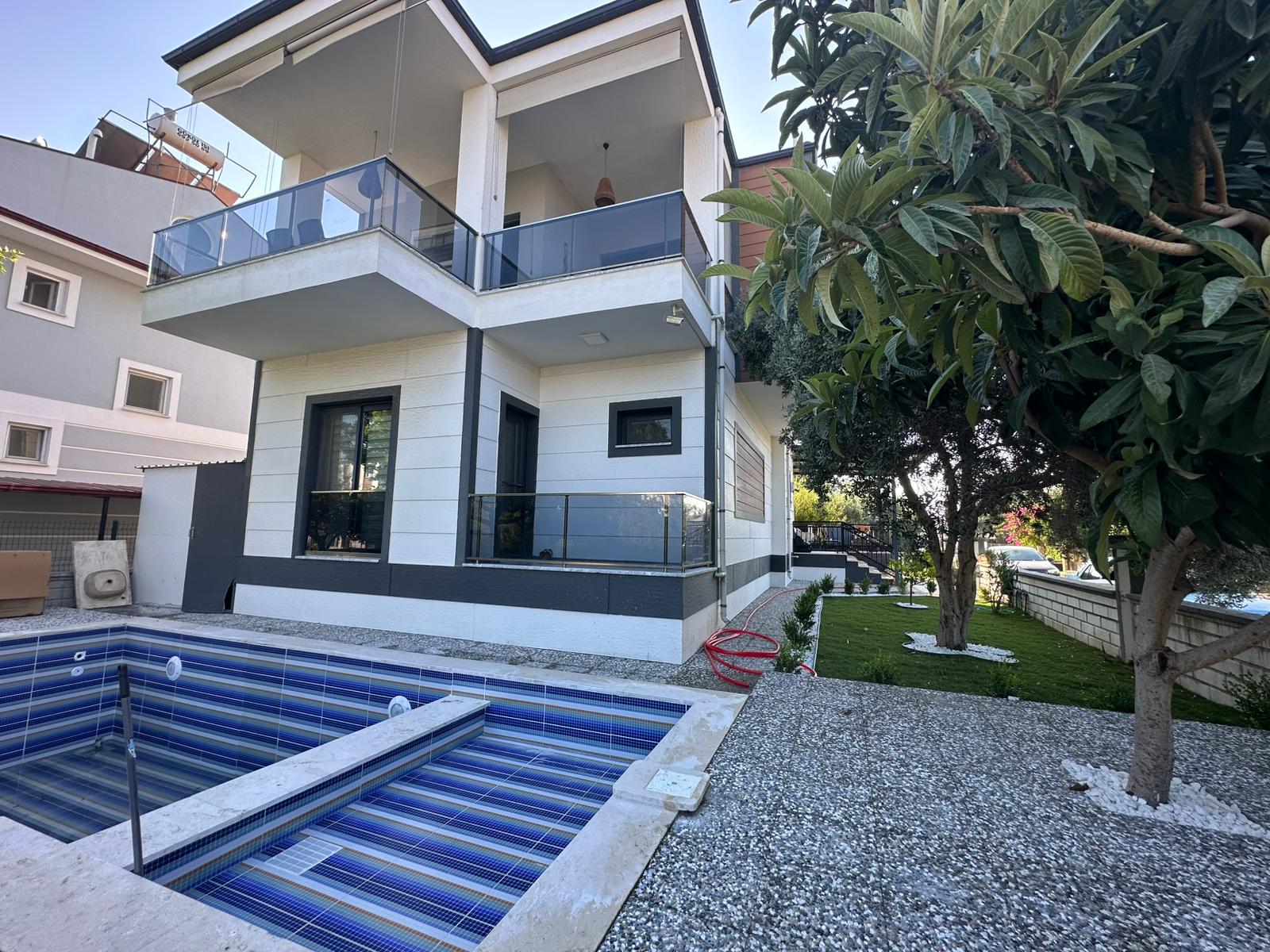 400 m² Arsa Üzerinde 280 m² Kullanımlı Havuzlu Lüks Villa – Dalaman