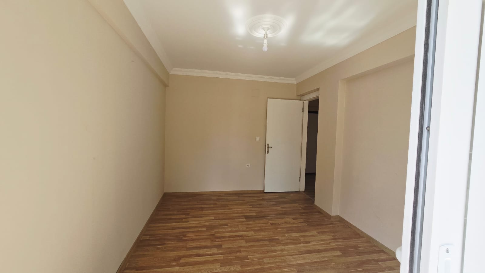 Altıntaşta Yatırımlık 2+1 Havuzlu Sitede Ferah Ara Kat