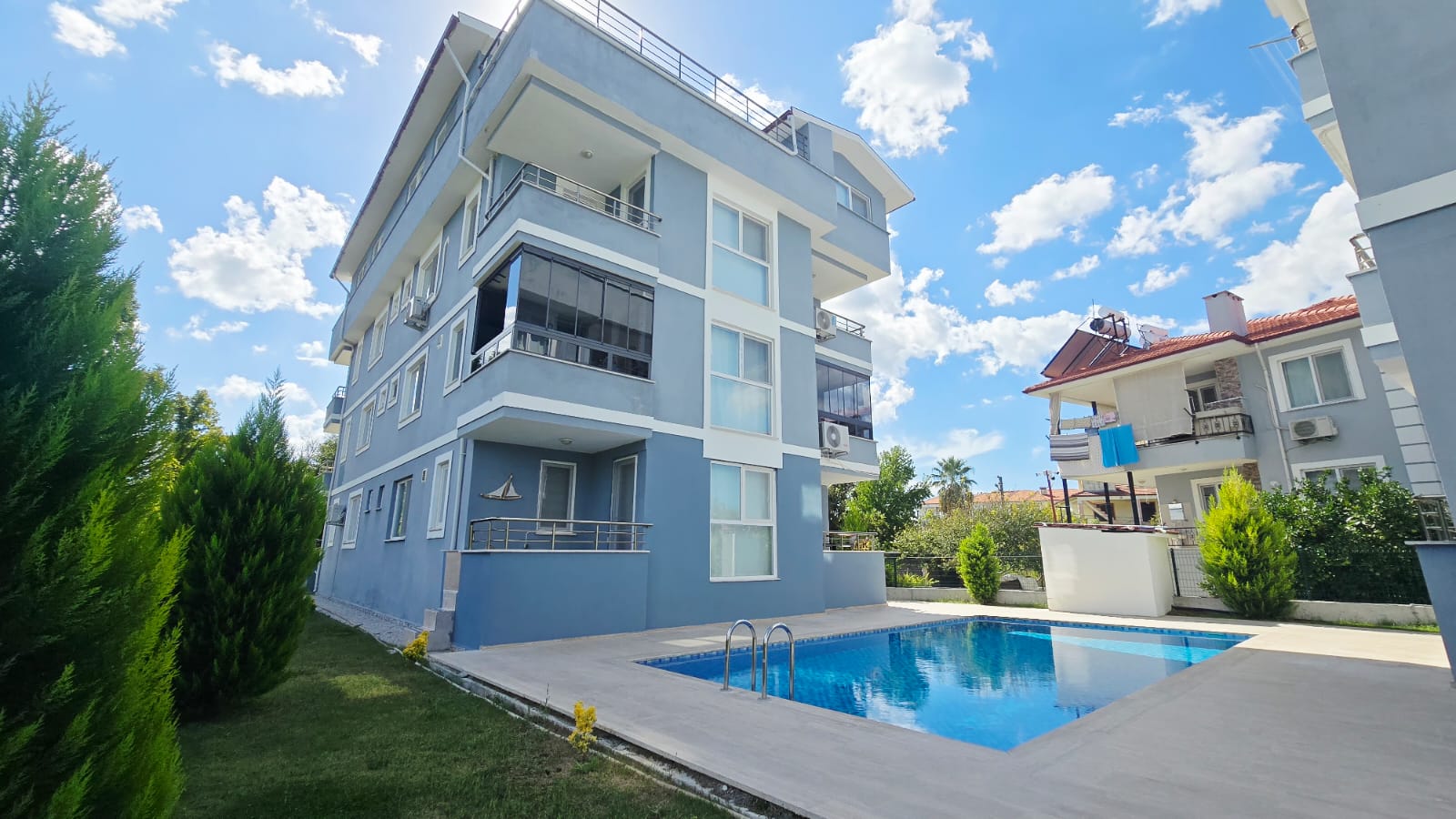 Altıntaşta Yatırımlık 2+1 Havuzlu Sitede Ferah Ara Kat