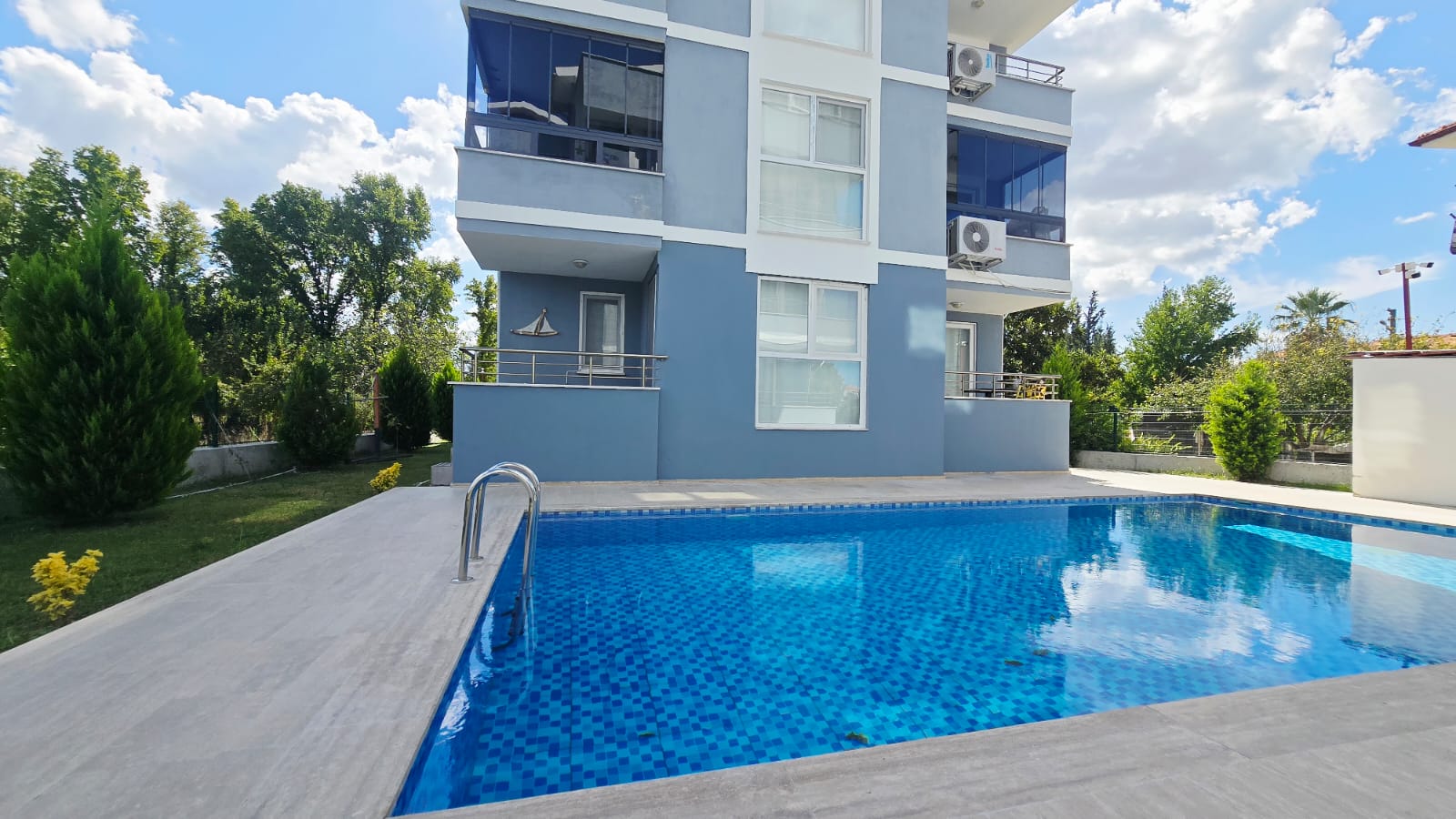 Altıntaşta Yatırımlık 2+1 Havuzlu Sitede Ferah Ara Kat