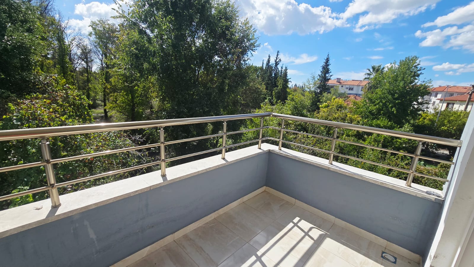 Altıntaşta Yatırımlık 2+1 Havuzlu Sitede Ferah Ara Kat