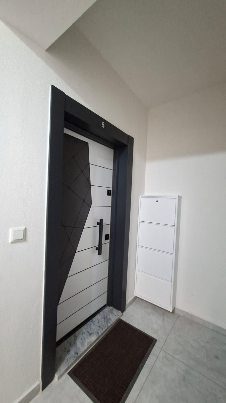 DALAMAN KARAÇALIDA MERKEZİ KONUMDA SATILIK 1+1 ARA KAT DAİRE